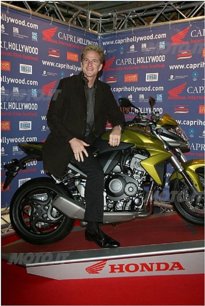 Matthew Modine in sella alla Honda CB1000R, la novità Honda 2009 fra le SuperNaked sportive (motore 4 cilindri in linea ad iniezione PGM-FI, telaio in alluminio pressofuso, prezzo al pubblico 10.200 Euro f.c.). L'attore statunitense ha presenziato insieme a Bille August, Nancy Brilli e Franco Nero