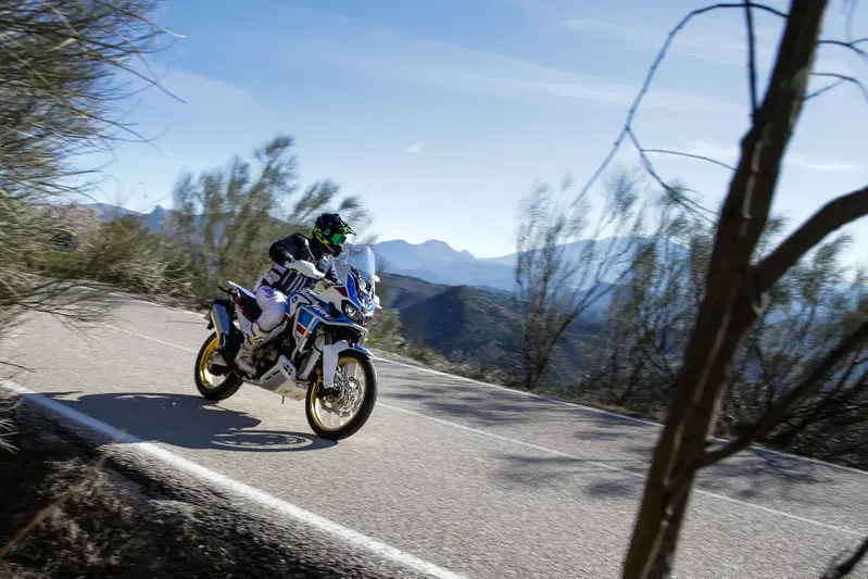 Rispetto all'Africa Twin standard c'&egrave; un po' di inerzia in pi&ugrave; nell'impostare la curva, ma da qui a dire che l'Adventure sia impacciata ce ne passa