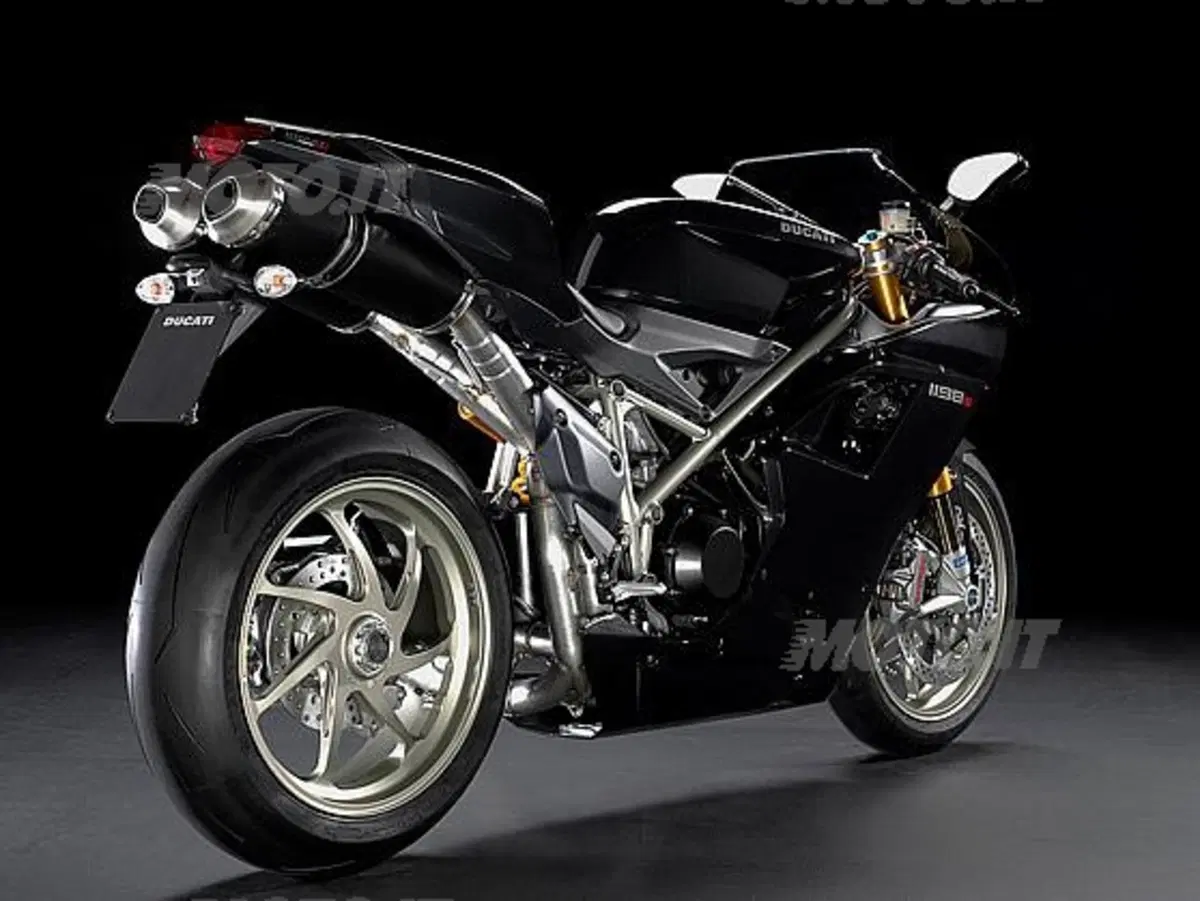 Scendono in passerella all'EICMA le nuove nate di Borgo Panigale (6)