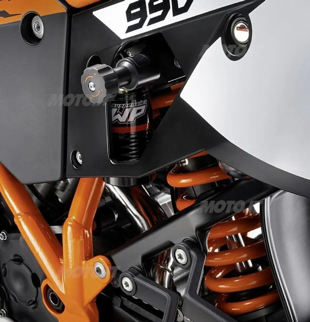 Adventure 990R, 990 Supermoto T e 1190 RC8 R all'EICMA (2)