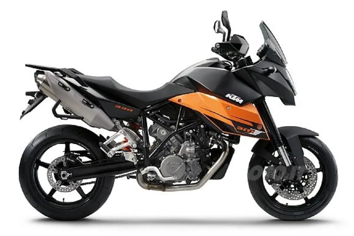 Adventure 990R, 990 Supermoto T e 1190 RC8 R all'EICMA (4)