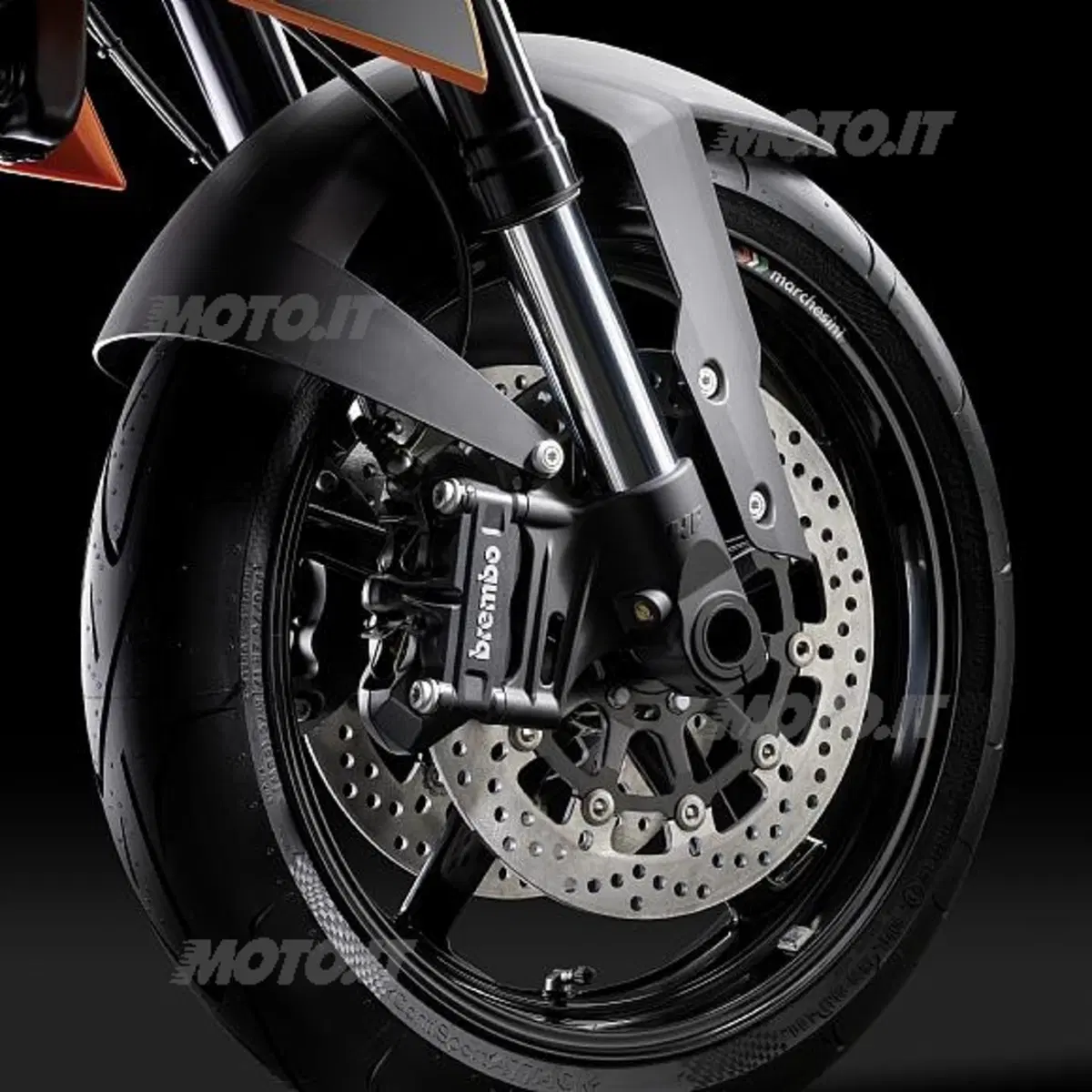 Adventure 990R, 990 Supermoto T e 1190 RC8 R all'EICMA (7)