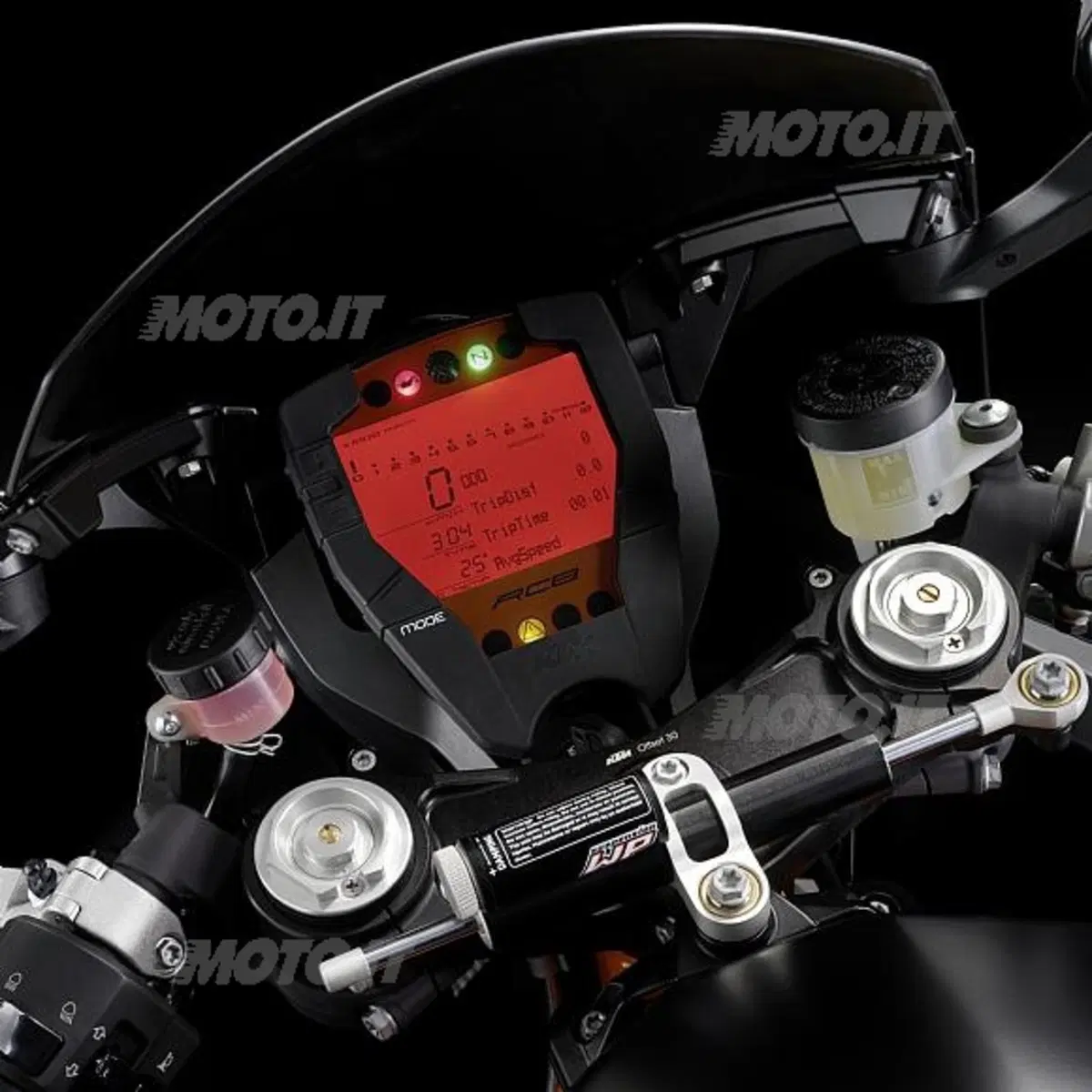 Adventure 990R, 990 Supermoto T e 1190 RC8 R all'EICMA (11)