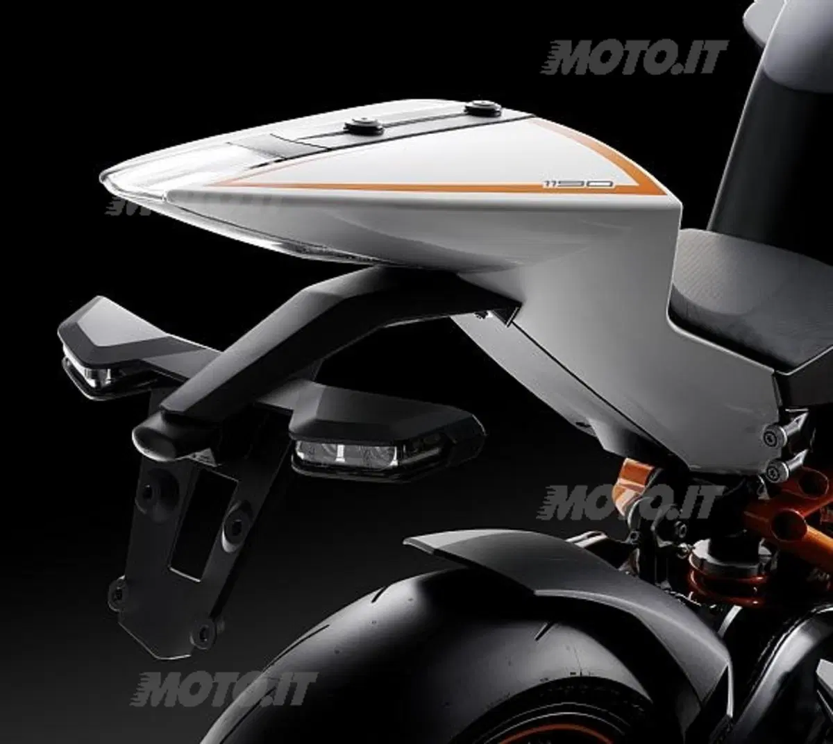 Adventure 990R, 990 Supermoto T e 1190 RC8 R all'EICMA (13)