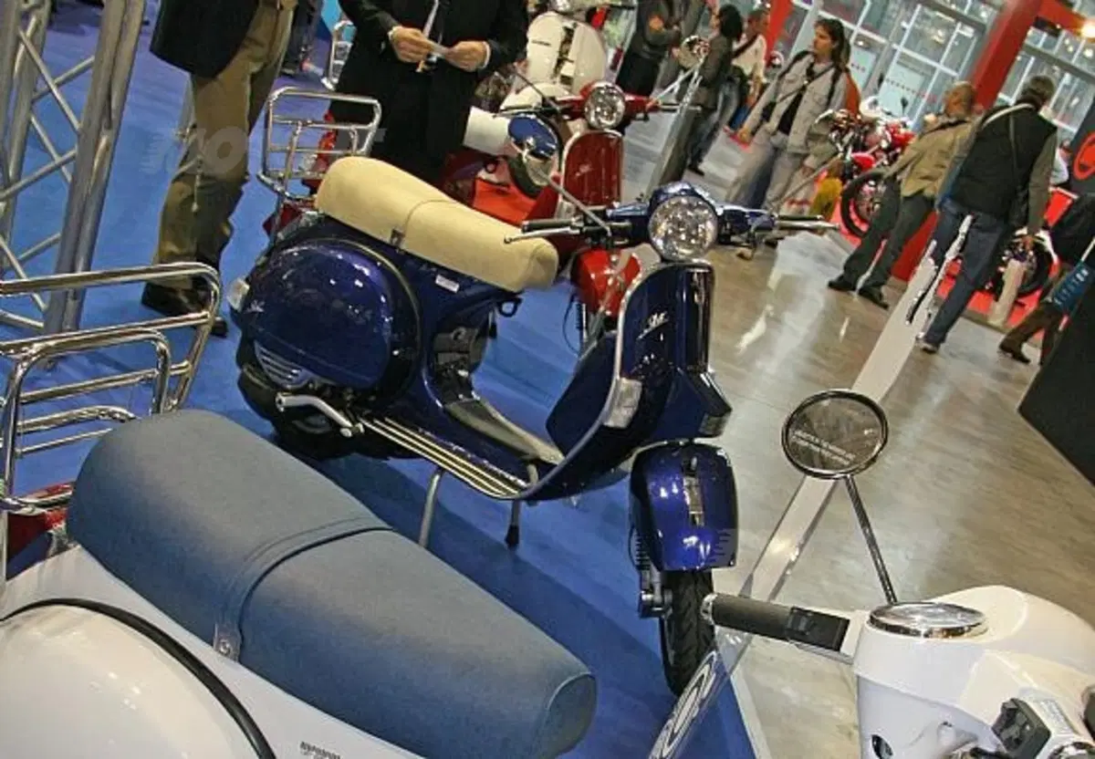 Star Deluxe 125 e 150 ripropongono lo stile inimitabile del mitico vespone con le marce (5)