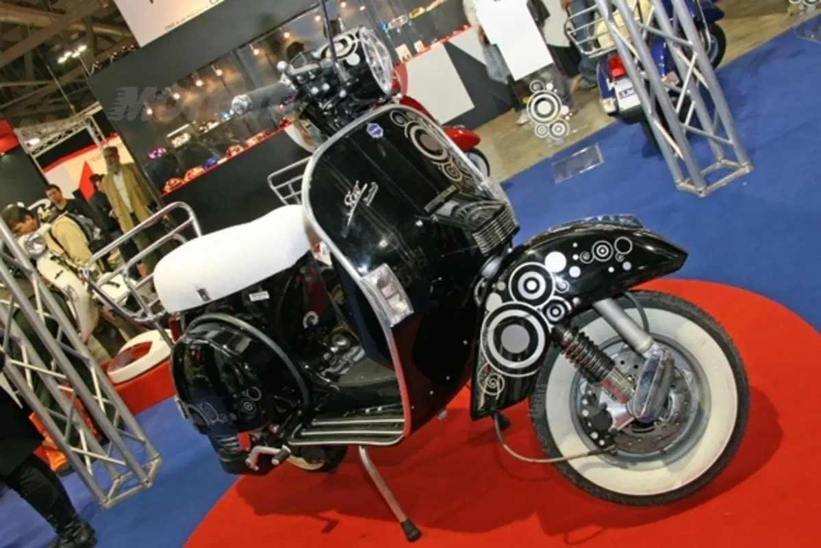 Star Deluxe 125 e 150 ripropongono lo stile inimitabile del mitico vespone con le marce (10)