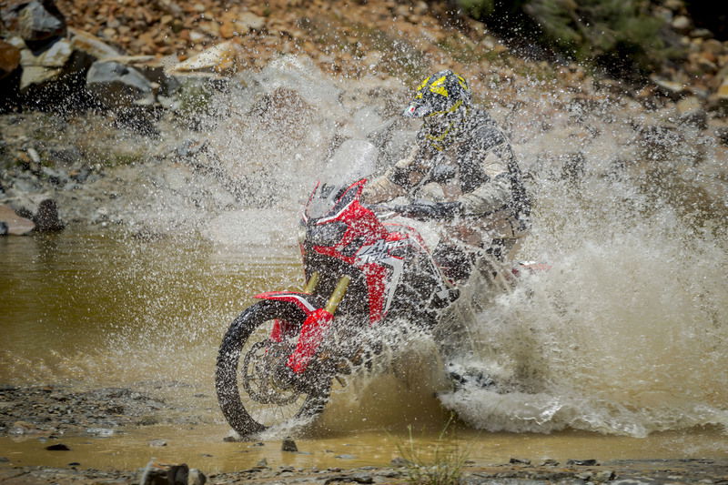 A fine test un bel guado &egrave; quello che ci vuole per rinfrescare il Perfetto e dare una spolverata alla nuova Africa Twin 