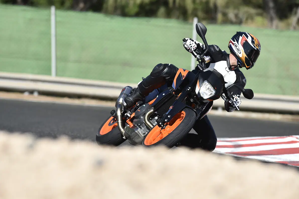 KTM Duke 690 e R (8)