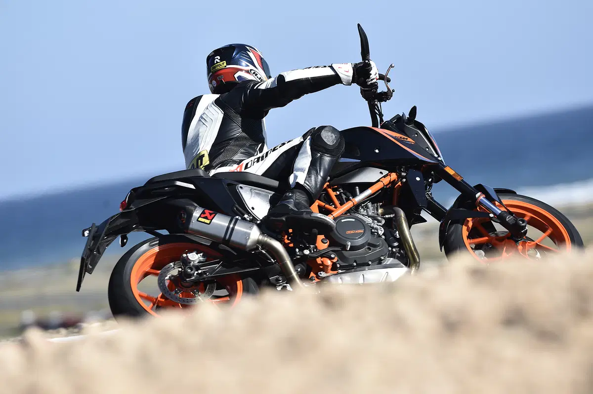 KTM Duke 690 e R (10)