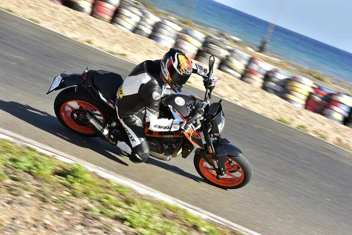 KTM Duke 690 e R (17)