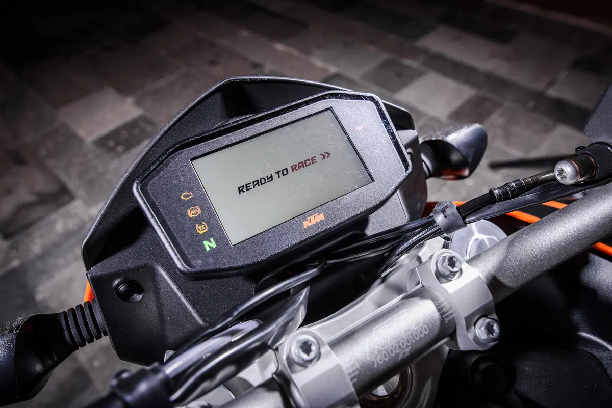 KTM Duke 690 e R (2)
