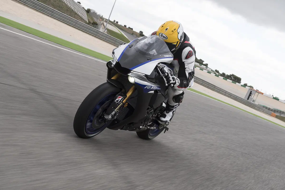 Yamaha YZF-R1M 2018 (2)