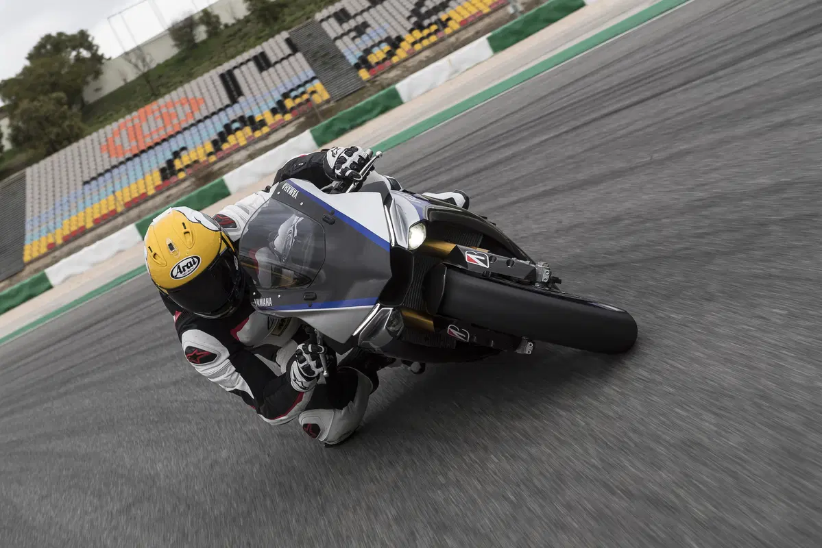 Yamaha YZF-R1M 2018 (6)