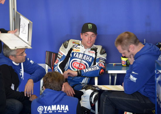 SBK. Riabilitazione a gennaio per il pilota Yamaha Alex Lowes 