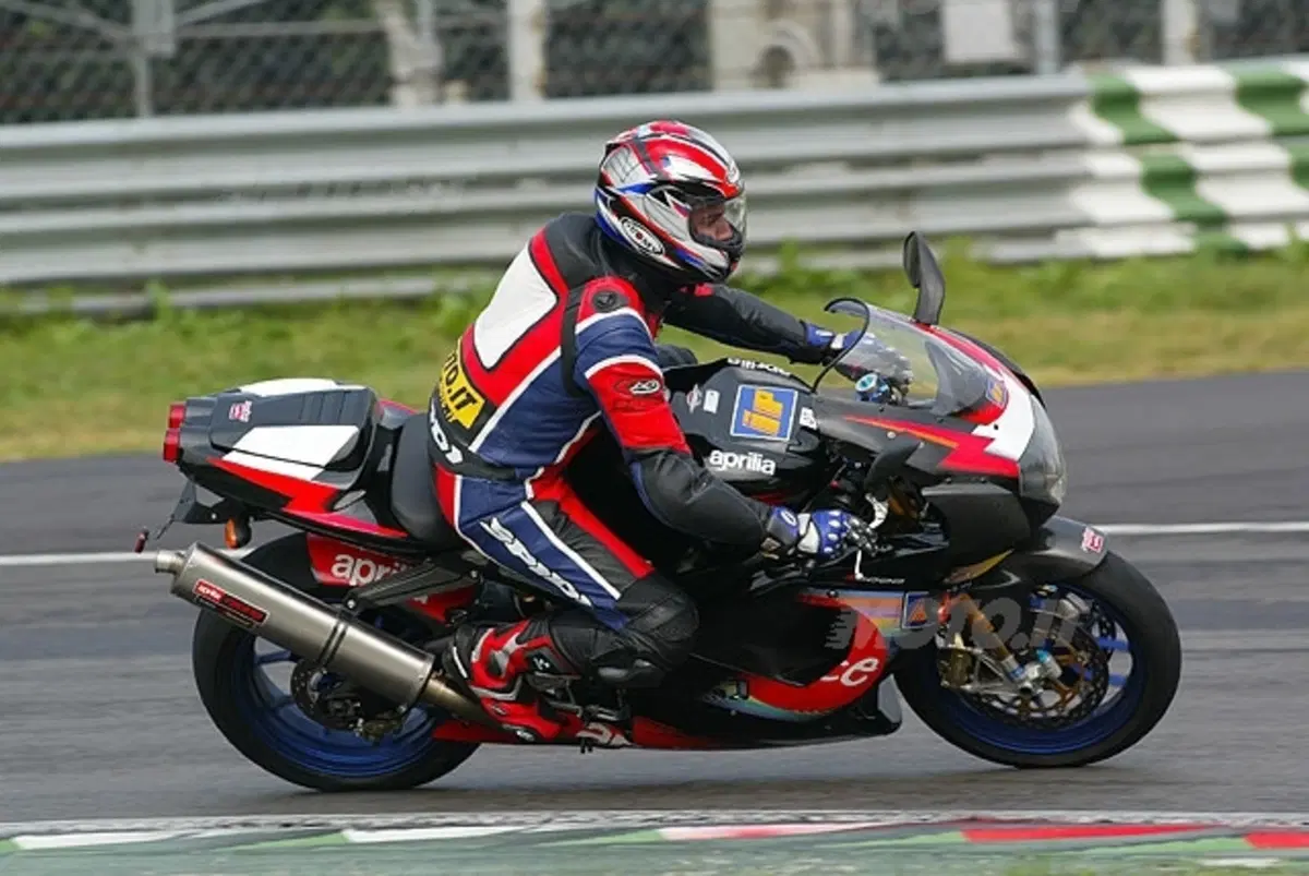 APRILIA RSV 1000 R Edwards (8)