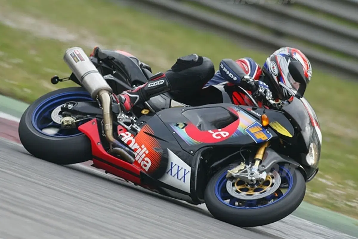 APRILIA RSV 1000 R Edwards (9)