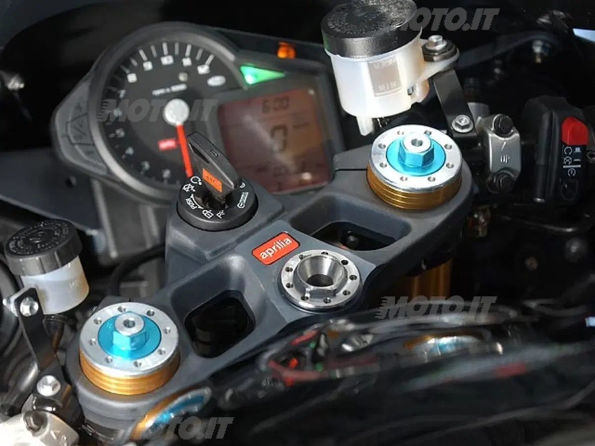 APRILIA RSV 1000 R Factory (13)