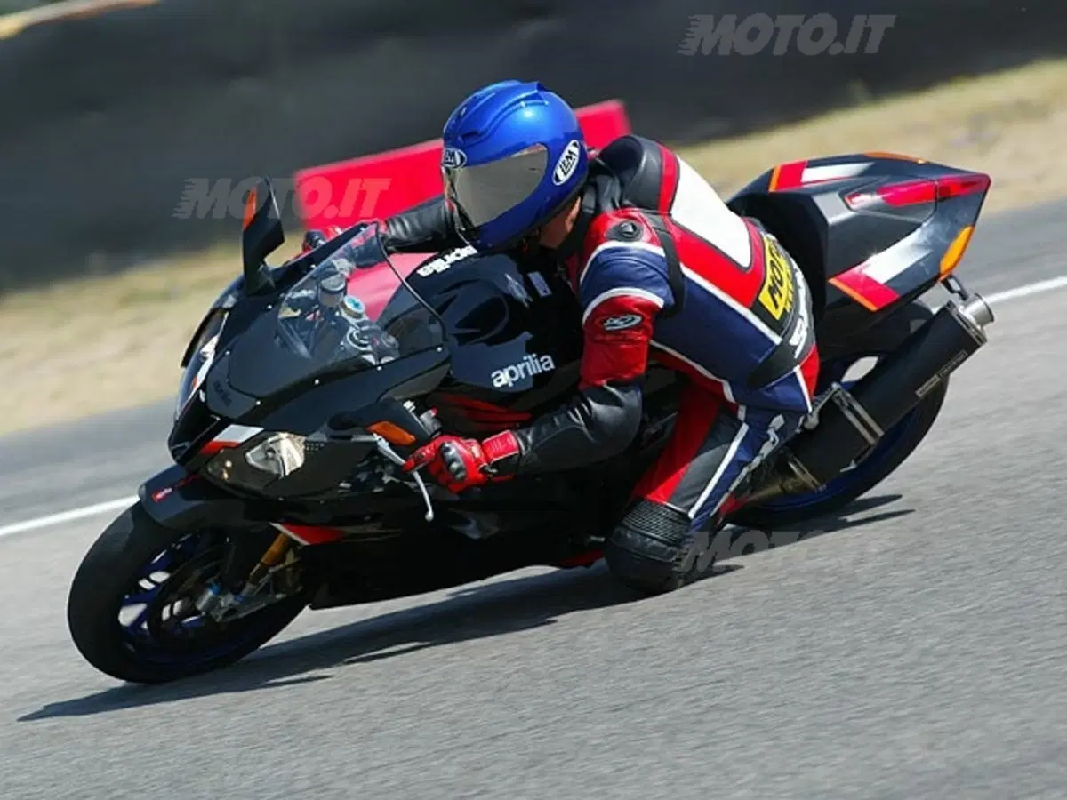 APRILIA RSV 1000 R Factory (19)