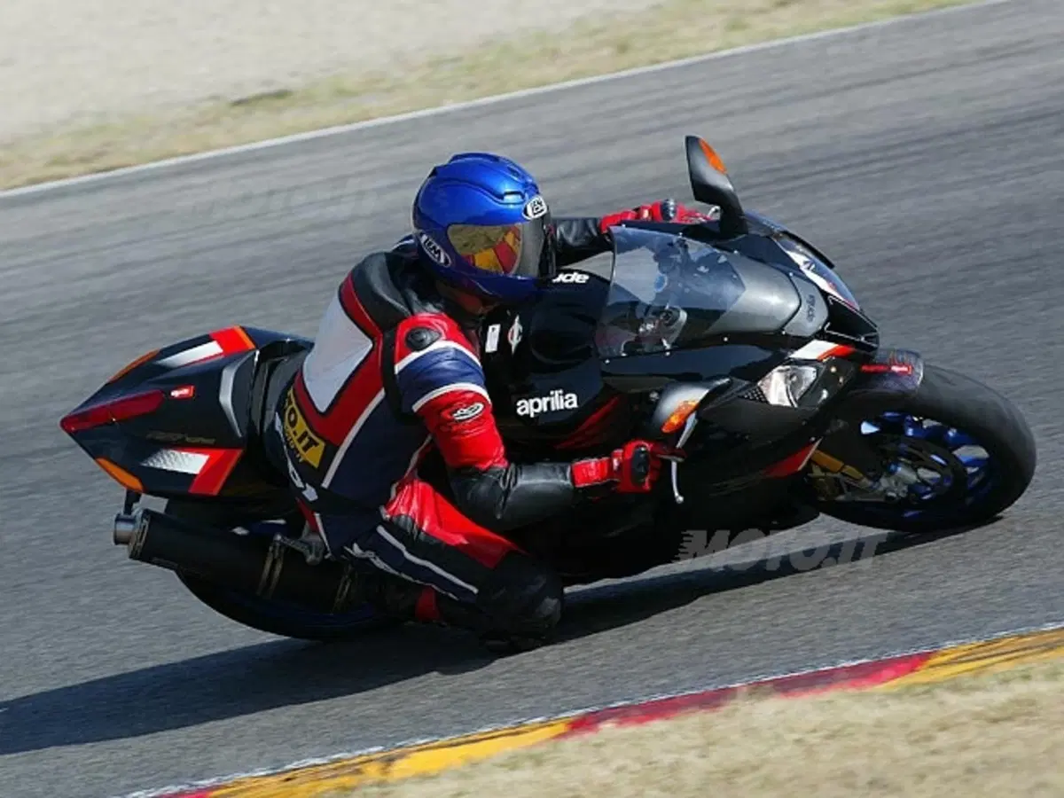 APRILIA RSV 1000 R Factory (20)