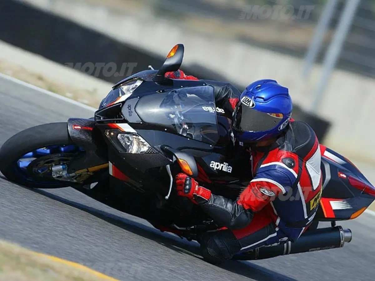 APRILIA RSV 1000 R Factory (22)