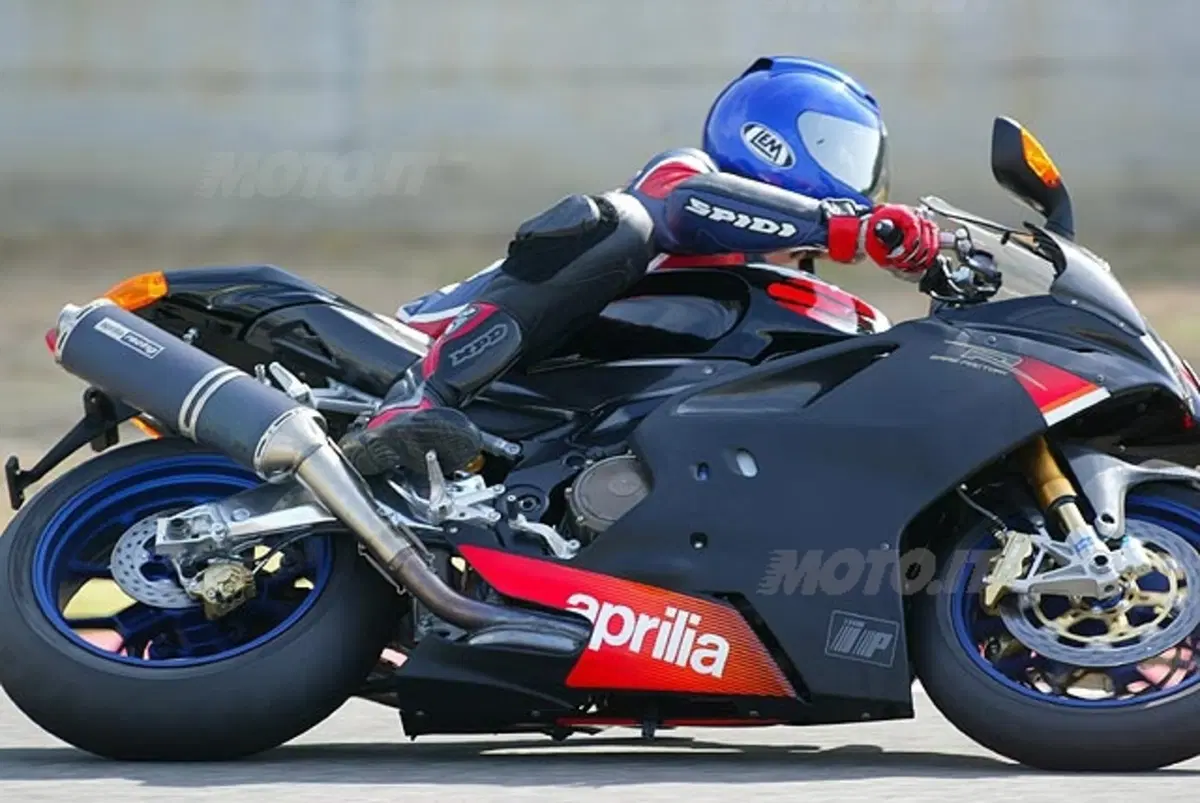 APRILIA RSV 1000 R Factory (24)