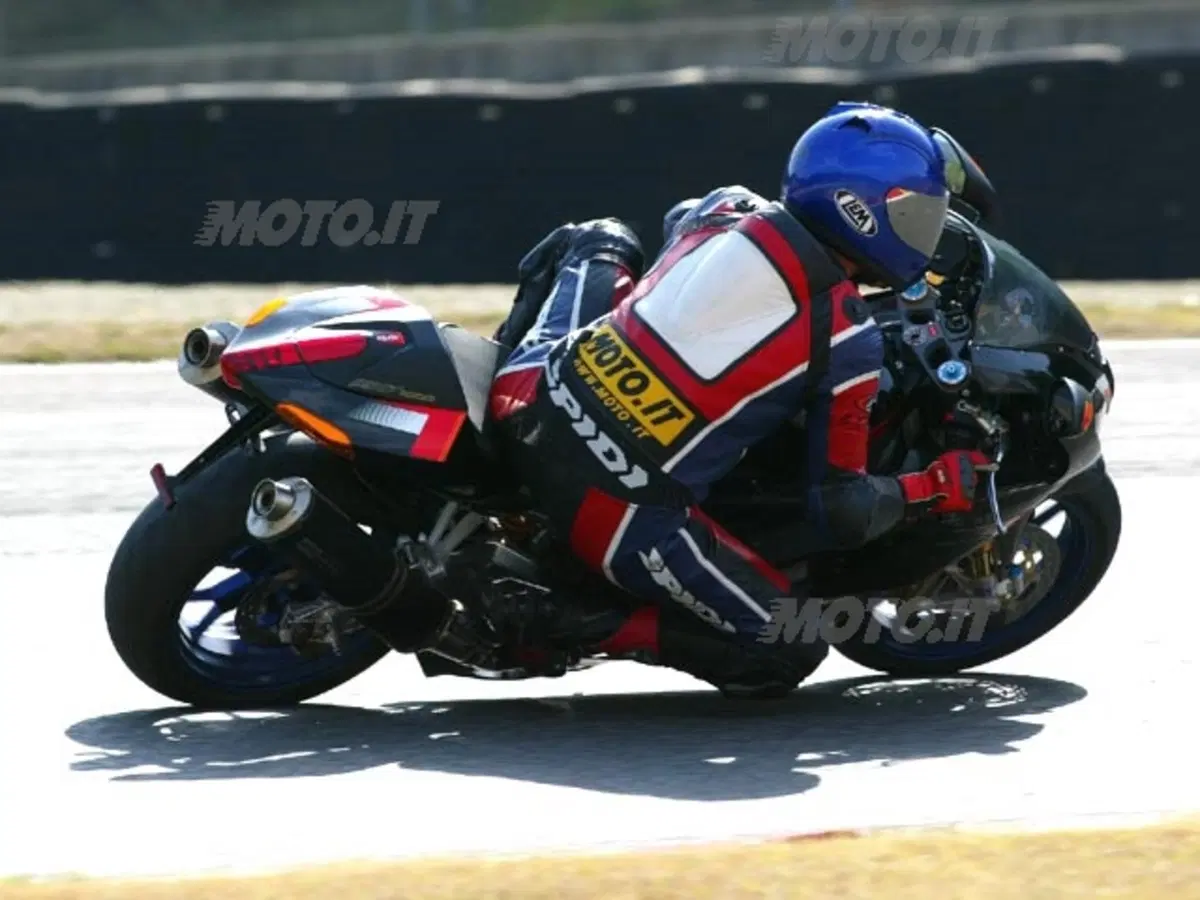 APRILIA RSV 1000 R Factory (25)
