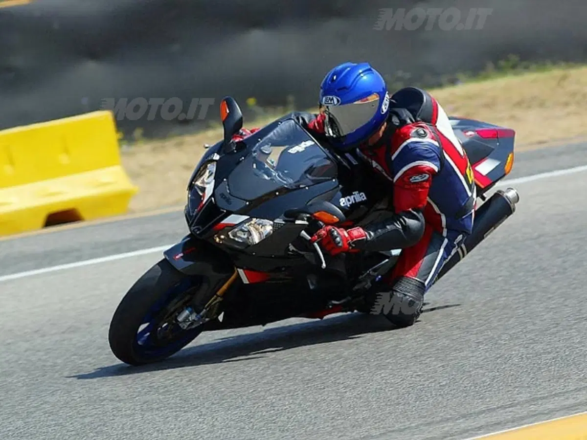 APRILIA RSV 1000 R Factory (26)