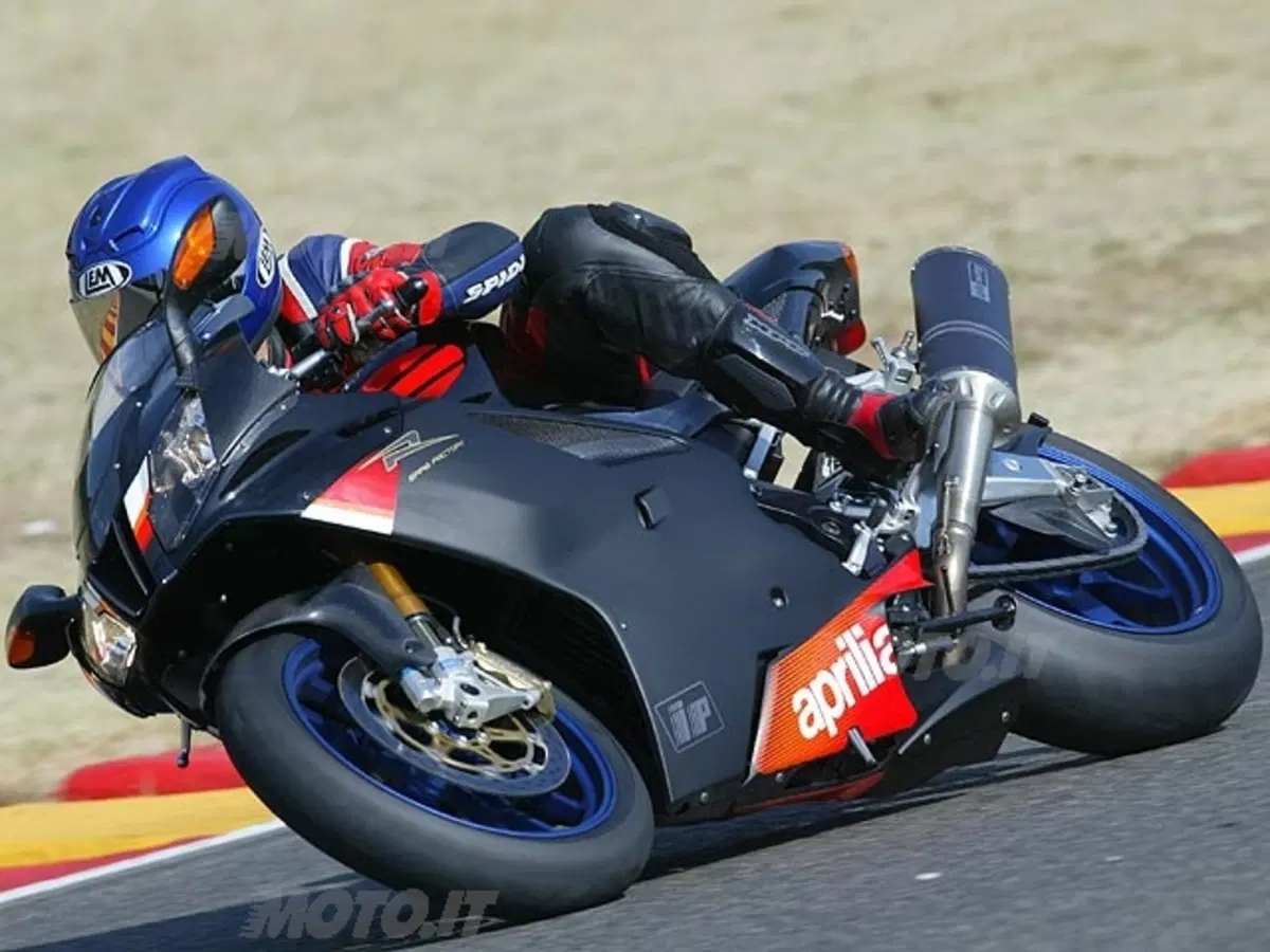 APRILIA RSV 1000 R Factory (27)