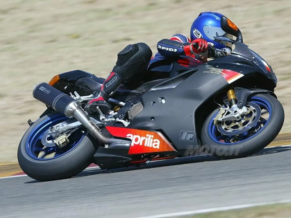 APRILIA RSV 1000 R Factory (29)