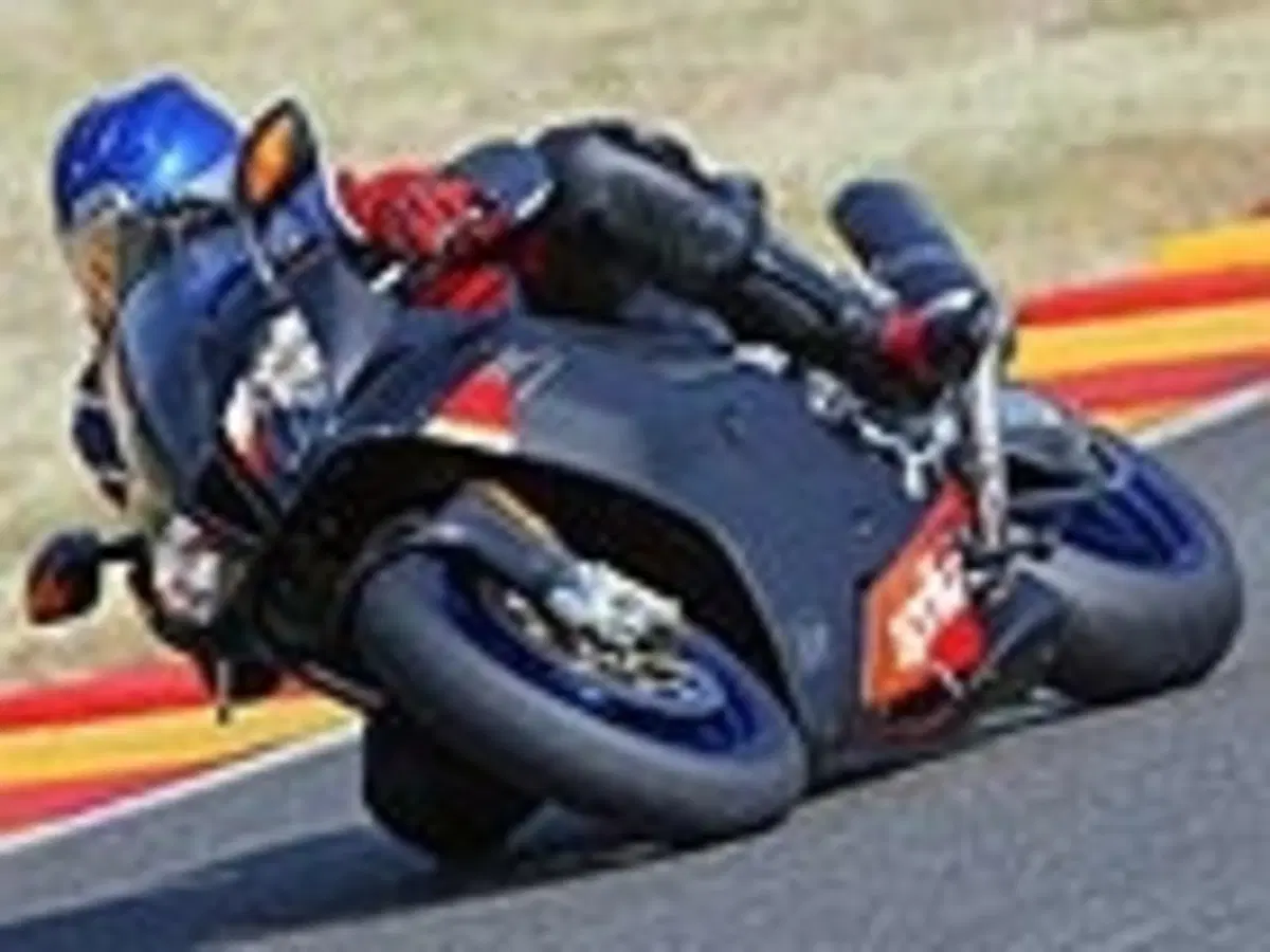 APRILIA RSV 1000 R Factory (32)