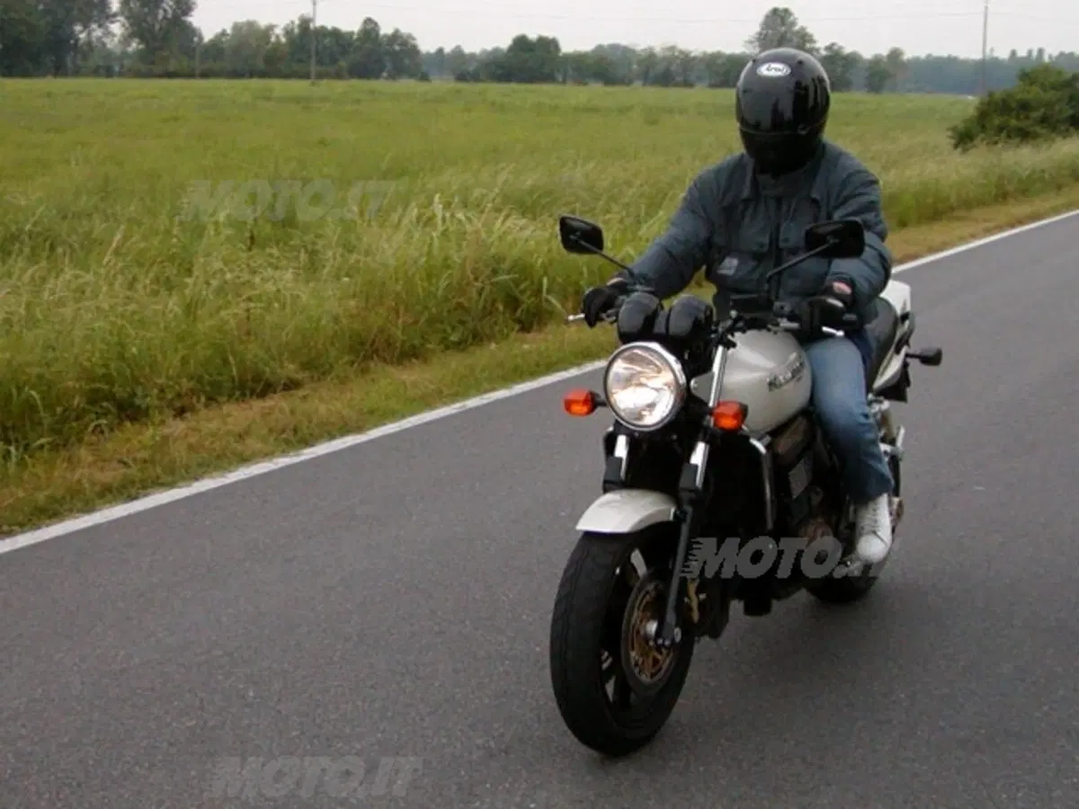KAWASAKI ZRX 1200 (4)