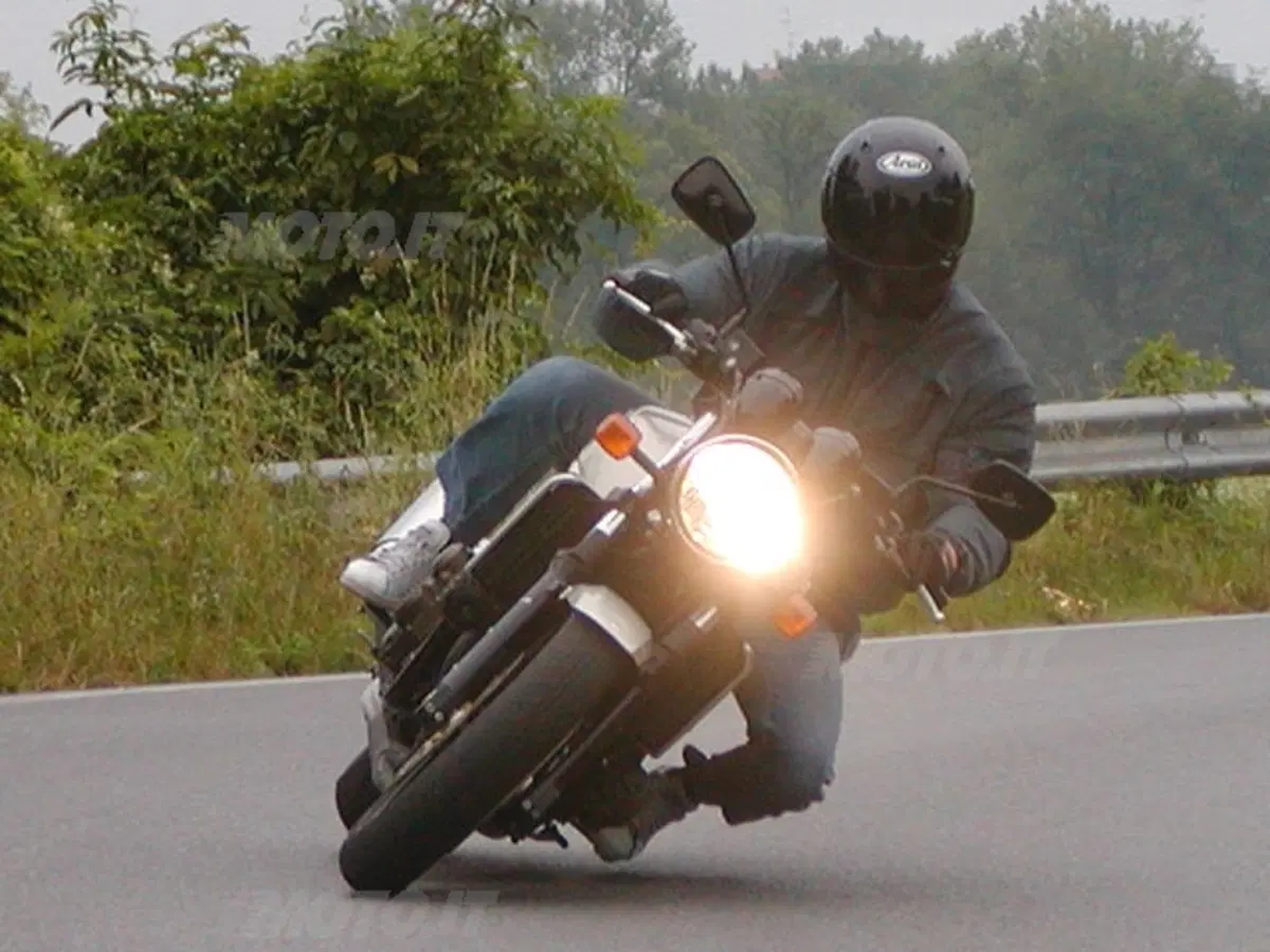 KAWASAKI ZRX 1200 (6)