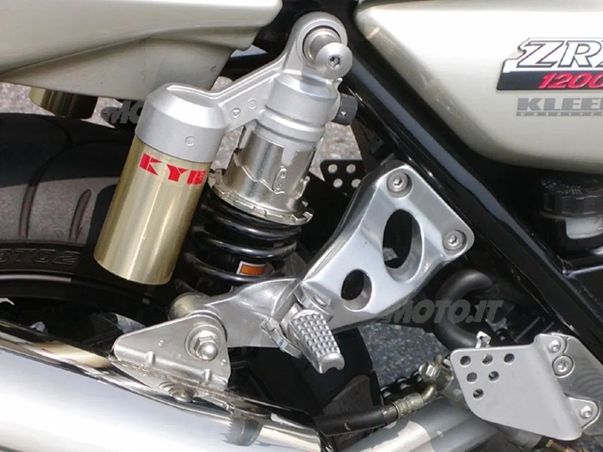 KAWASAKI ZRX 1200 (8)