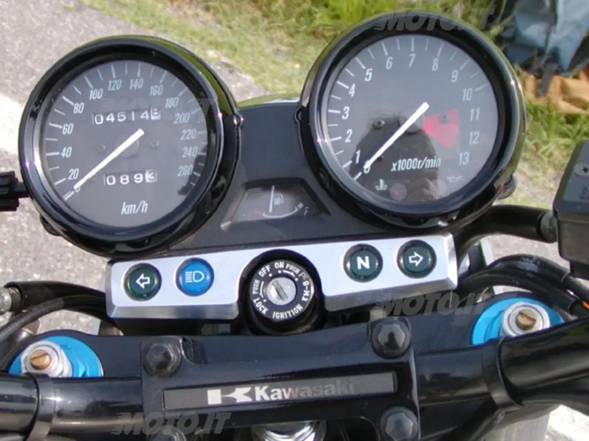 KAWASAKI ZRX 1200 (9)