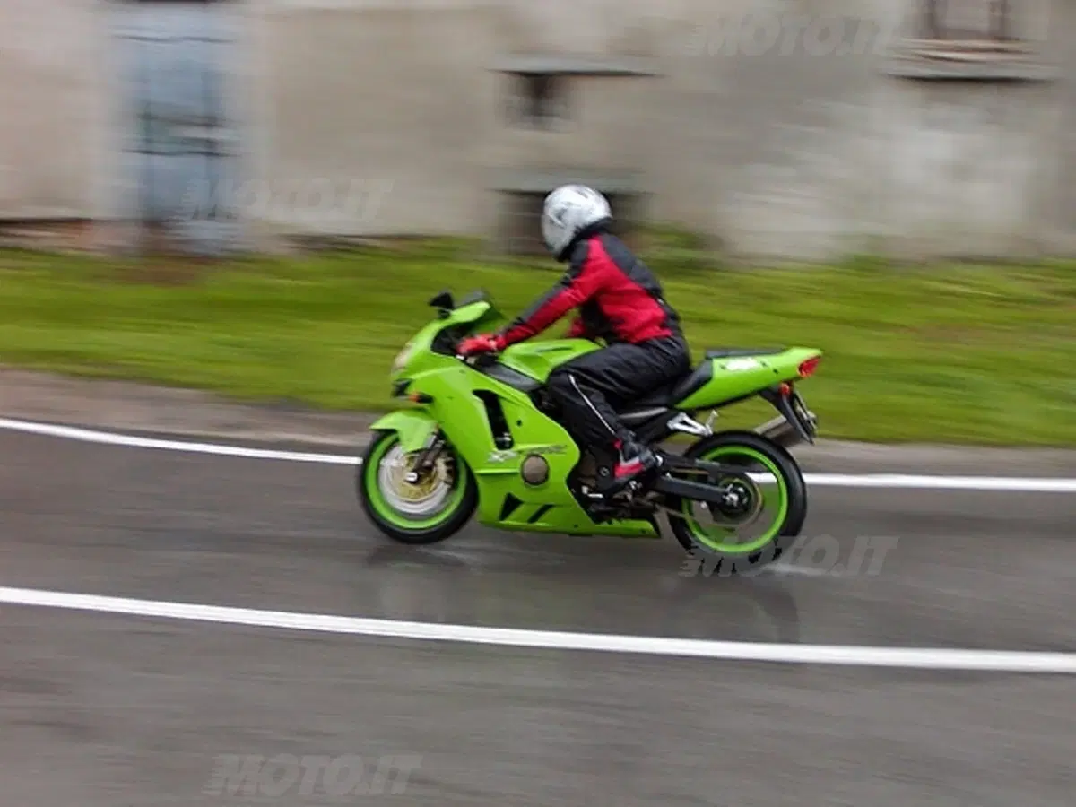 KAWASAKI ZX 12 R (15)