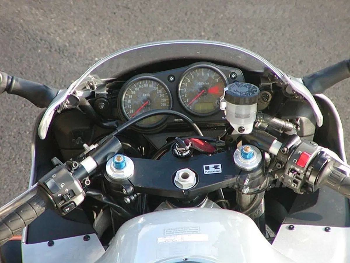 KAWASAKI Ninja ZX-9R (6)