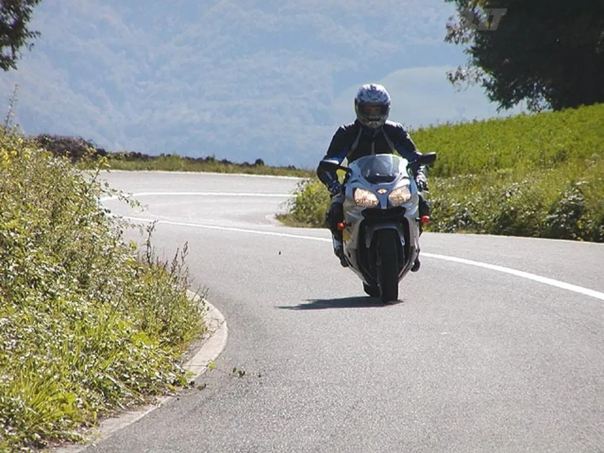 KAWASAKI Ninja ZX-9R (10)