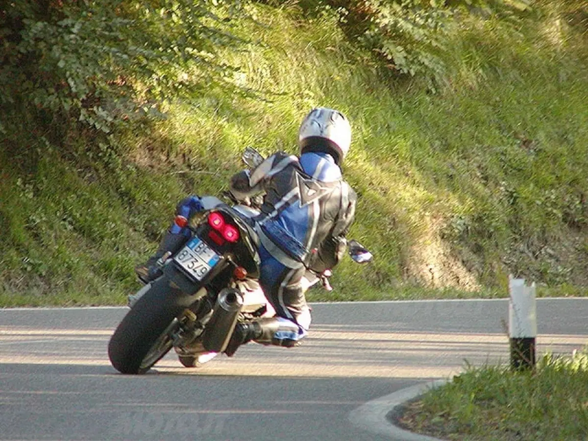 KAWASAKI Ninja ZX-9R (13)