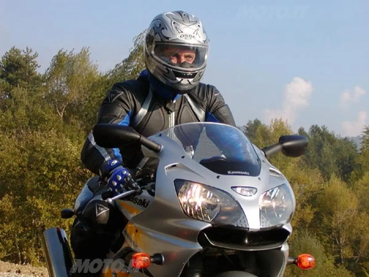 KAWASAKI Ninja ZX-9R (15)