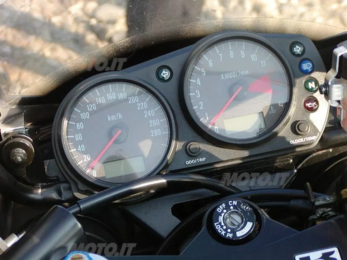 KAWASAKI Ninja ZX-9R (17)