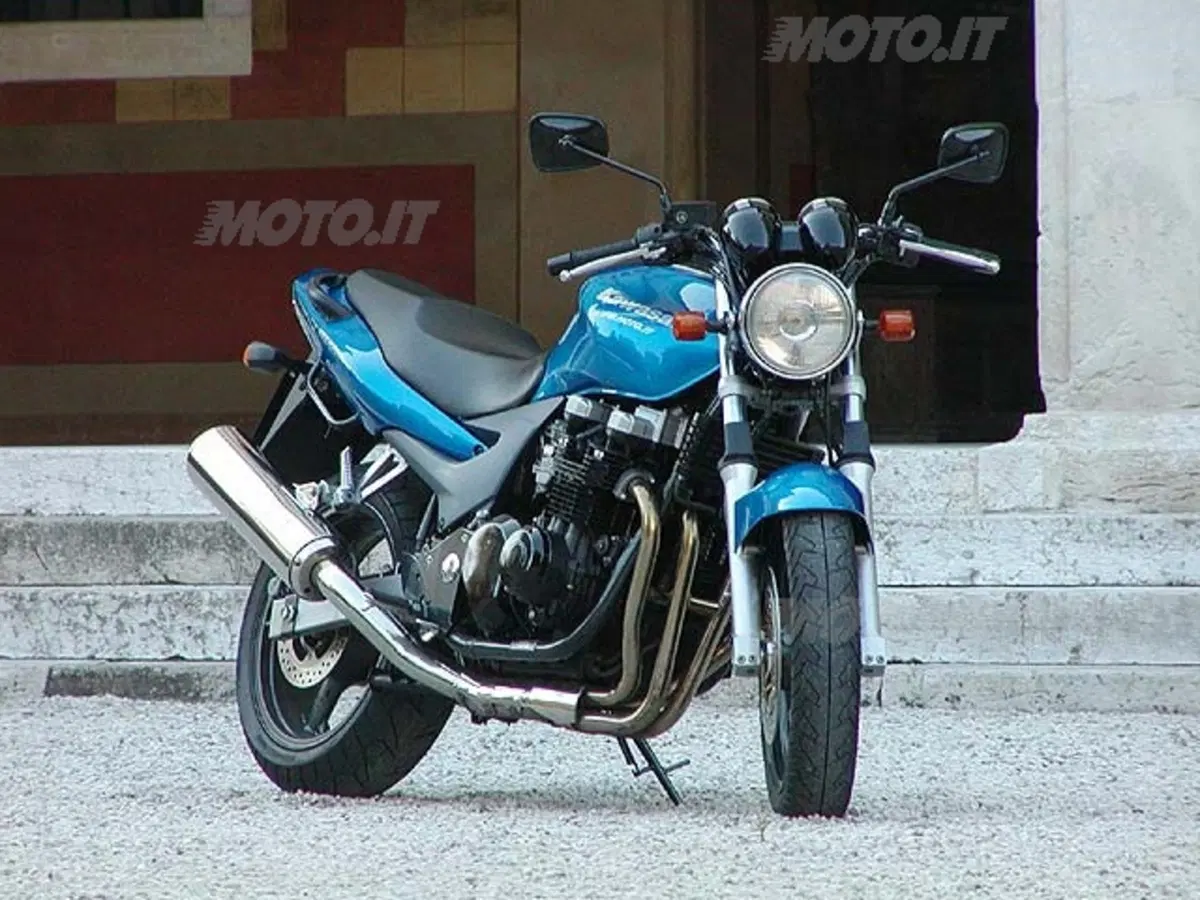 KAWASAKI ZR-7 (3)