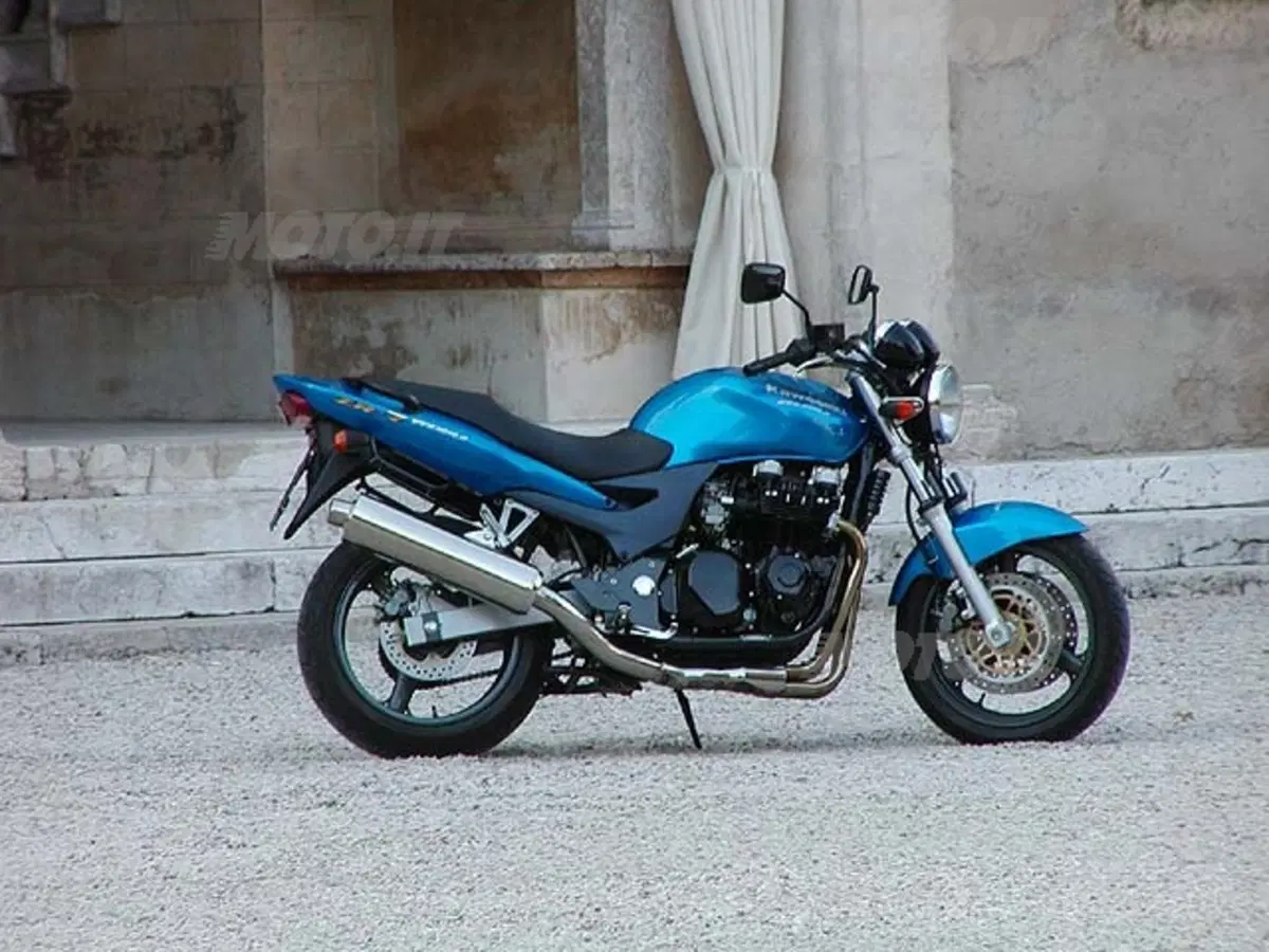 KAWASAKI ZR-7 (4)