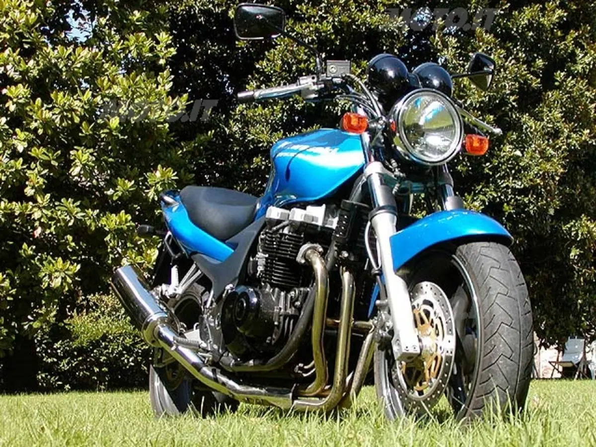KAWASAKI ZR-7 (5)
