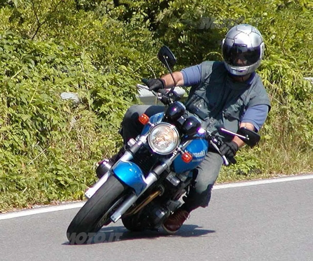 KAWASAKI ZR-7 (6)