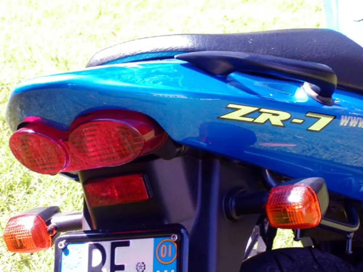 KAWASAKI ZR-7 (8)