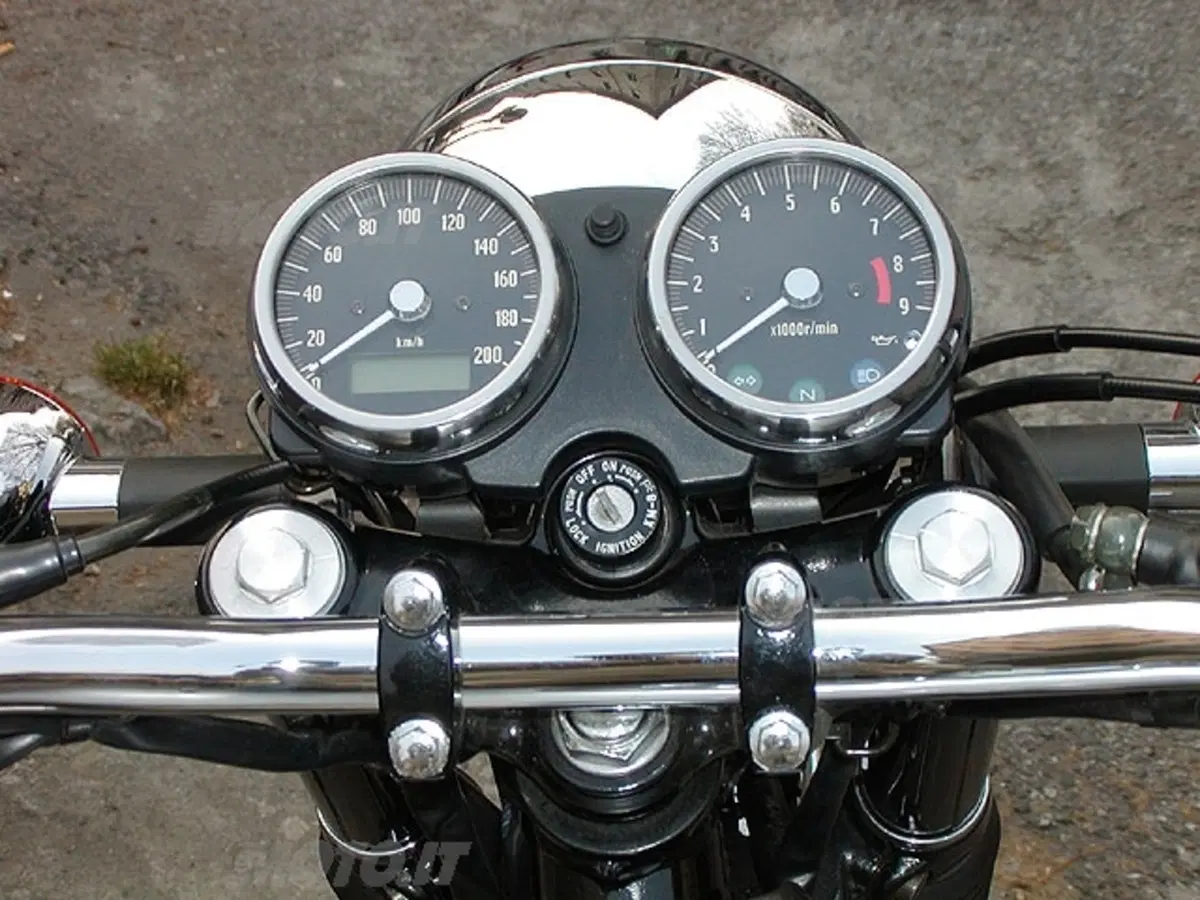 KAWASAKI W 650 (5)