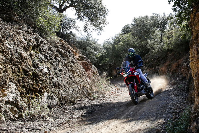  La frenata è potente il giusto e col tipico attacco Honda, che non mette in crisi nemmeno sul bagnato.