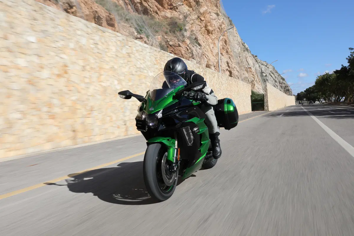 Kawasaki Ninja H2 SX (4)