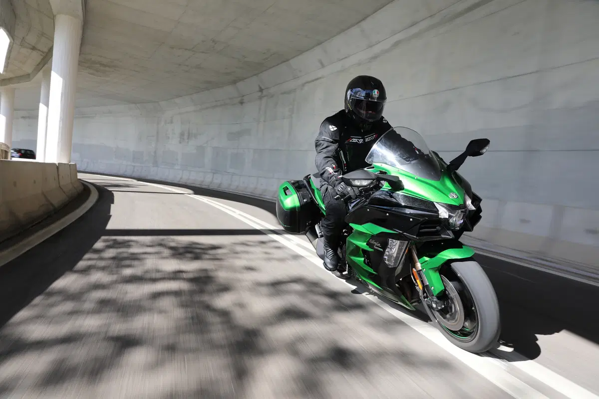 Kawasaki Ninja H2 SX (5)