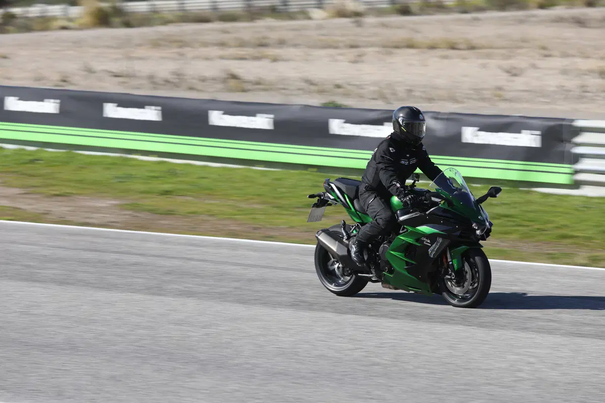Kawasaki Ninja H2 SX (7)